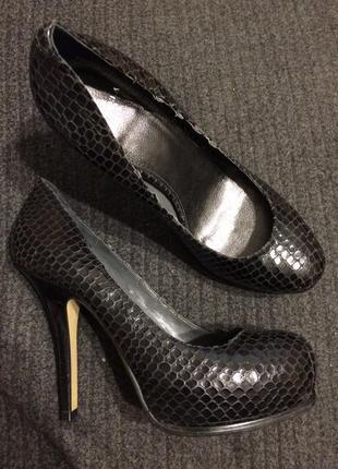 Carvela кожаные туфли под змеиную чешую 24.5 см