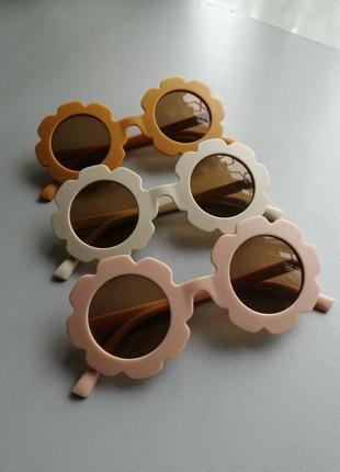 Дитячі сонцезахисні окуляри1 фото