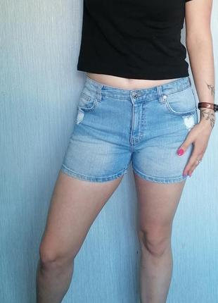 Блакитні шорти з ефектом потертості
