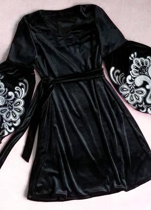 Велюрове плаття з вишитими рукавами