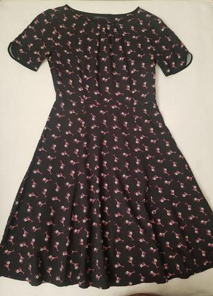 Платье из натуральной ткани с оригинальным принтом