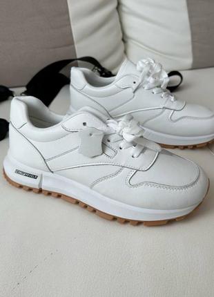 Белые кожаные кроссовки