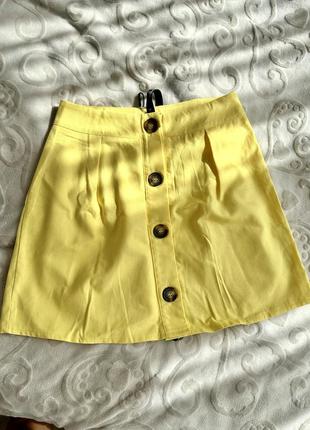Желтая юбка с пуговицами