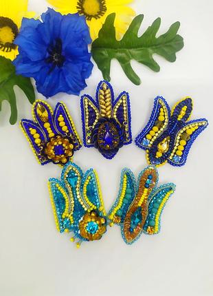 Брошь с кристаллами и стразами трезубец