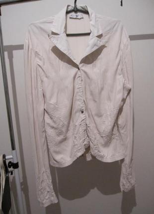 Біла блуза в вибитим малюнком