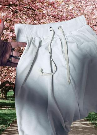 Белые штаны брюки джоггеры в стиле rundolz7 фото