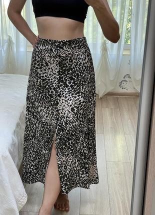 Длинная камуфляжная юбка с пуговицами и разрезом распоркой2 фото