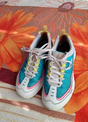 Крутые кроссовки.