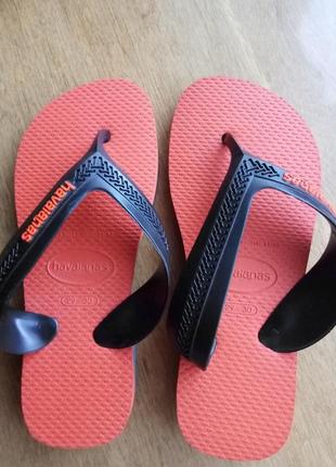 Вьетнамки шльопки из коллекции havaianas выполнены из синтетического материала. модель с мягкой, гибкой подошвой