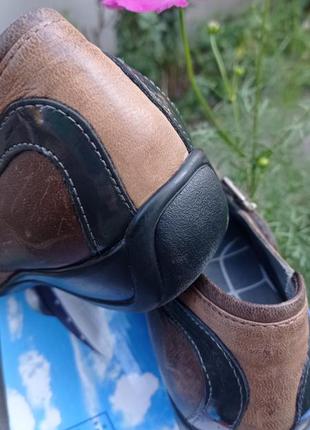 Шкіряні жіночі туфлі на липучці.3 фото