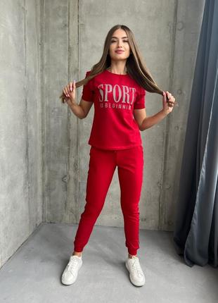 Спортивный костюм штаны джоггеры футболка с надписью sport со стразами камушками комплект красный5 фото