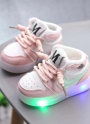 Детские кроссовки с подсветкой1 фото