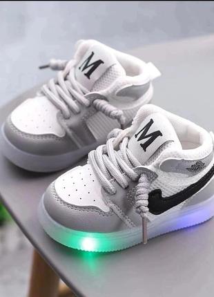 Детские кроссовки с подсветкой2 фото