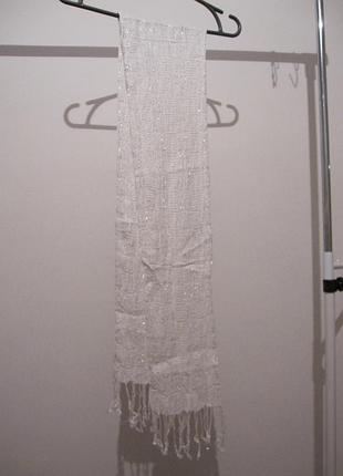 Білий шарф з срібною ниткою