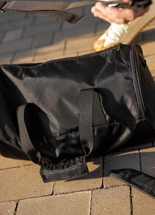 Дорожня сумка бочка mini чорна з карманом для взуття8 фото