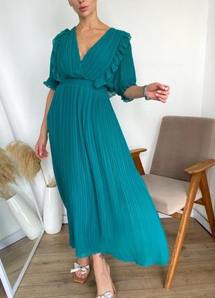 Платье плиссе длины миди zara