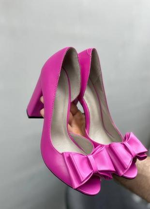 Эксклюзивные туфли из итальянской кожи и замши женские на каблуке с бантиком1 фото