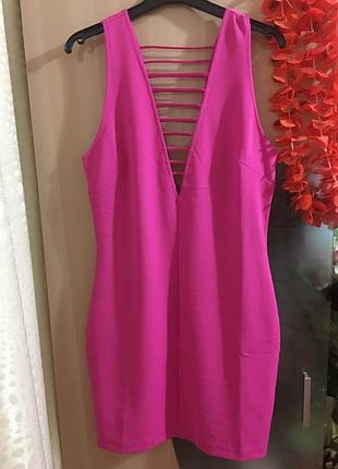 Очень красивое малиновое платье h&m есть подкладка  очень красиво смотрится на теле