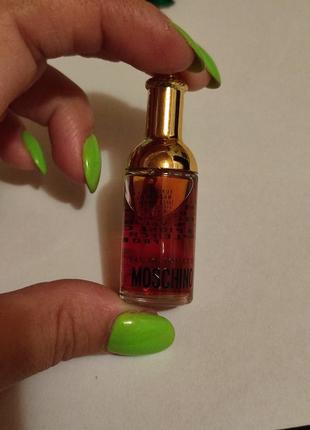 Брошка в стилі moschino
