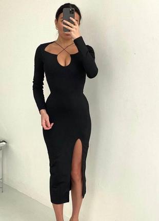 Платье с разрезом декольте черная футляр