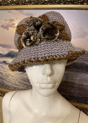 Очень красивая и стильная вязаная шапочка серого цвета.