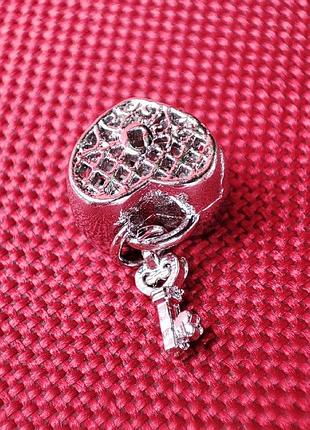 Шарм, підвіска на браслет серденько з ключиком
