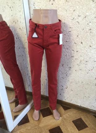 Новые джинсы красного цвета 36 s kiabi