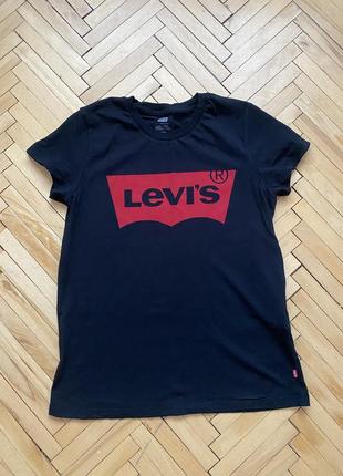 Черная футболка levi's