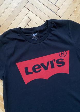 Черная футболка levi's2 фото