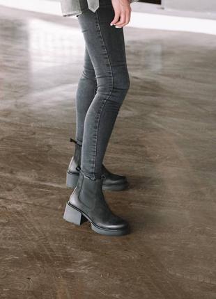Женские ботинки на квадратном каблуке4 фото