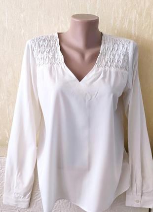 Белая блуза с красивым вырезом