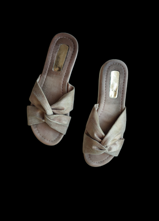 Шльопки шльопанці золотисті модні cube літні жіночі жіноче літнє взуття10 фото