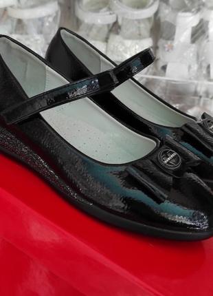 Школьные черные туфли лаковые для девочки с  ремешком1 фото