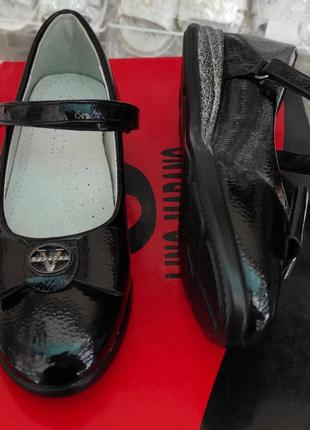 Школьные черные туфли лаковые для девочки с  ремешком3 фото