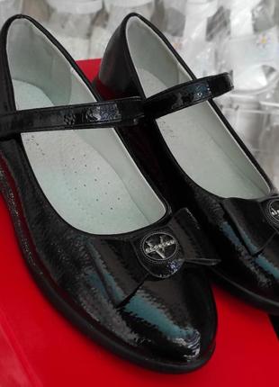 Школьные черные туфли лаковые для девочки с  ремешком7 фото