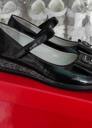Школьные черные туфли лаковые для девочки с  ремешком8 фото