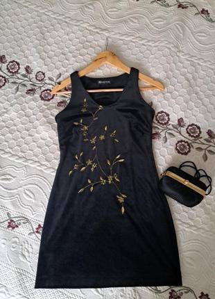 Черное мини платье из микровелюра и золотой вышивкой1 фото