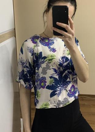 Укорочена ошатна блузка кроп-топ футболка у квітковий принт із віскози s3 фото