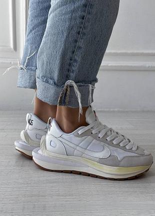 Женские кроссовки nike sacai vaporwaffle cream7 фото