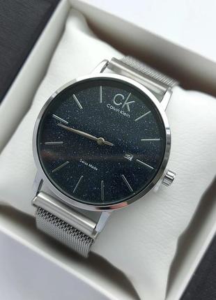 Наручний годинник в срібному кольорі з чорним циферблатом