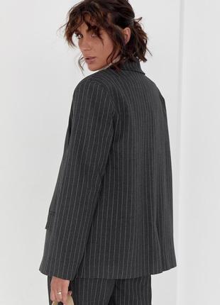 Женский удлиненный оверсайз пиджак на пуговицах в вертикальную полоску темно-серый2 фото