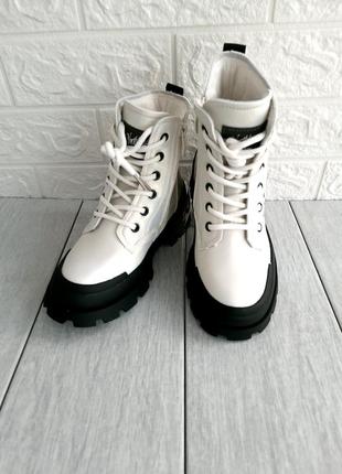 Стильные белые с перламутром ботиночки2 фото
