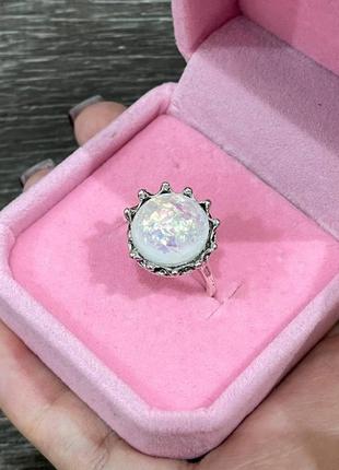 Оригинальный подарок девушке - кольцо "сияющая перламутровая сфера в серебристой оправе" в бархатном футляре