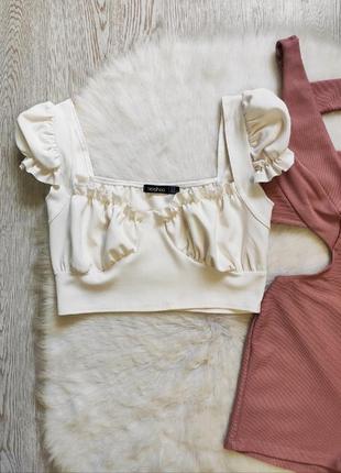 Белый кроп топ с квадратным вырезом рюшами чашками рукавами короткая нарядная блуза