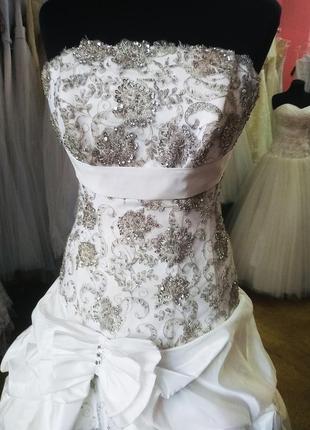 Королівська шикарна весільна сукня зі шлейфом