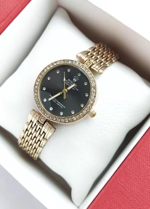Наручний годинник жіночий в золотому кольорі з чорним циферблатом1 фото