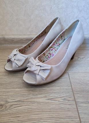 Туфлі з відкритим носком