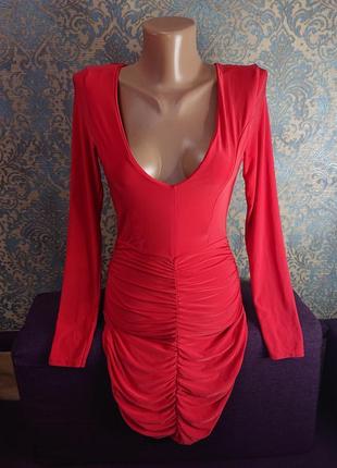 Красиве червоне плаття по фігурі з драпіруванням і довгим рукавом р. s/xs