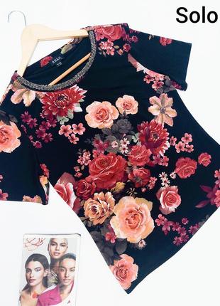 Жіноча чорна з квітковим принтом футболка, на комірі вишитий бісер від бренду solo1 фото