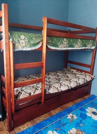 Кровать двухэтажная с выдвижными ящиками.